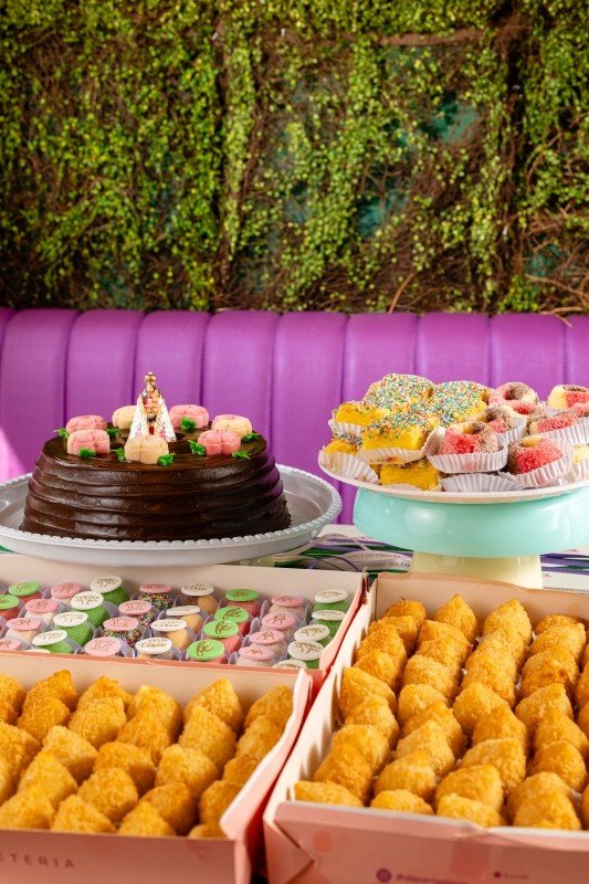 imagem - Kit Laços de Fé com Bolo de Chocolate